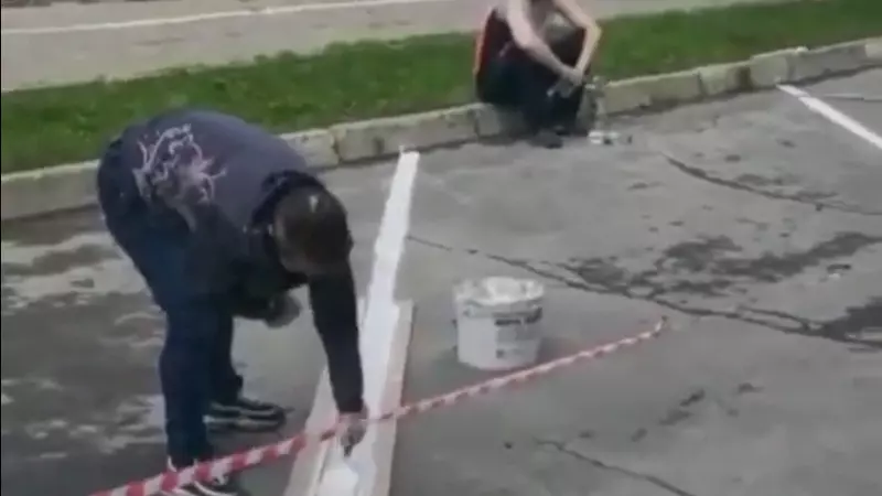 Нетрезвые субподрядчики в Южно-Сахалинске намалевали разметку парковки водоэмульсионкой