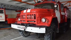 Шесть человек тушили диван в Холмском районе