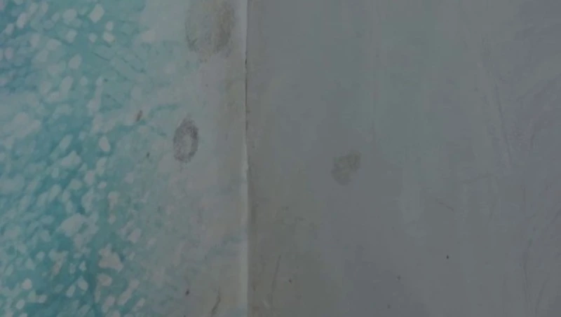 Плесень ищут под штукатуркой: в переулке Посадском Южно-Сахалинска ищут причину сырости