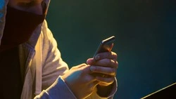 Мужчина ответит в суде за кражу телефона со скамейки в Холмском районе 