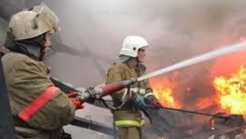 Мусорный контейнер загорелся в Корсакове вечером 22 января