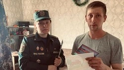 Сотрудники МЧС навестили социально тревожные семьи в Тымовском районе