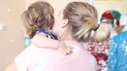 Волонтеры штаба #МЫВМЕСТЕ поздравили малышей в больнице Южно-Сахалинска