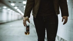 Сахалинец попытался украсть элитный виски, но попался на выходе из магазина