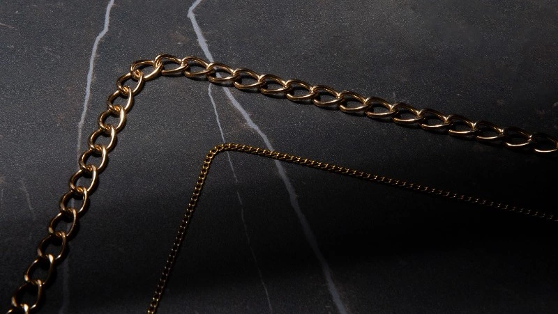 Золотой крестик и 2 тысячи рублей сделали жителя Охи фигурантом уголовного дела