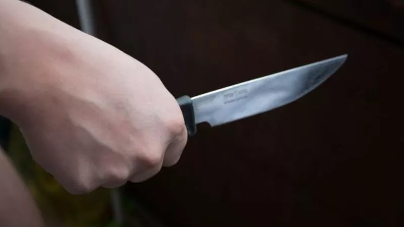 Во время ссоры сахалинец пырнул ножом обидчика