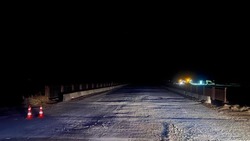 Водитель сбил на трассе регулировщика и скрылся с места происшествия в Томаринском районе
