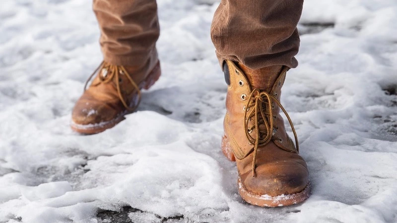 Сахалинец украл зимнюю обувь друга, помогая ему с переездом