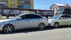 Два седана не поделили полосу возле ТЦ «Березка» в Южно-Сахалинске 