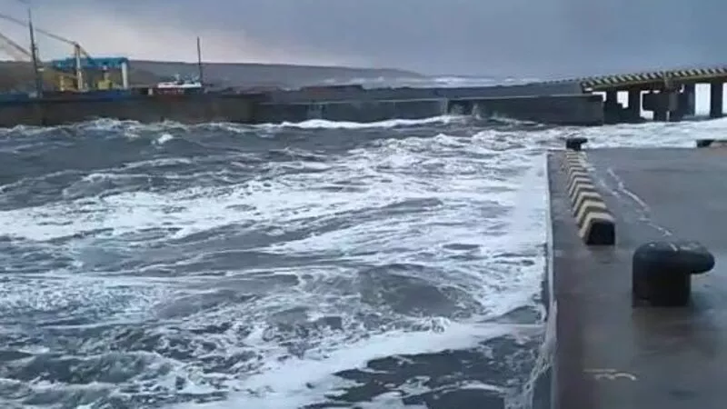 Сильный шторм затопил порт в Корсакове и побил волнами морвокзал на Итурупе