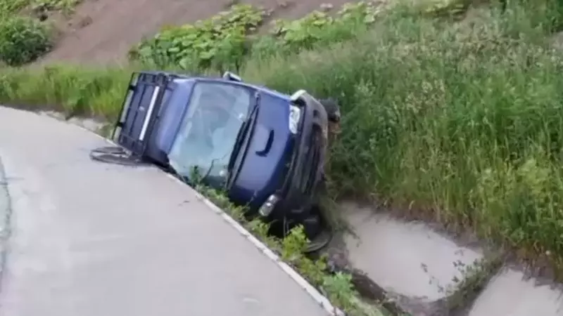 Перевернутый автомобиль в канаве рассмешил местных жителей