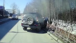 «Тойота» съехала с дороги и застряла в ограждении в Южно-Сахалинске 