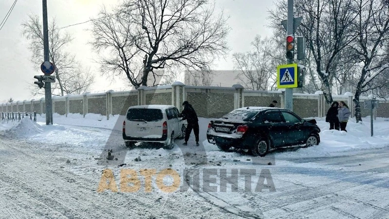 Капот всмятку: в Южно-Сахалинске столкнулись две «Тойоты»