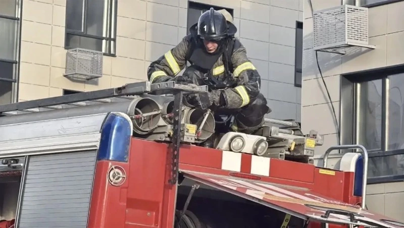 В Южно-Сахалинске пожарные тушат кровлю строящегося дома
