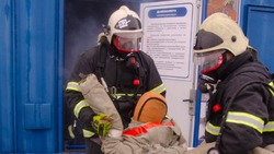 Сотрудники противопожарного отряда на Сахалине показали работу в условиях ЧС