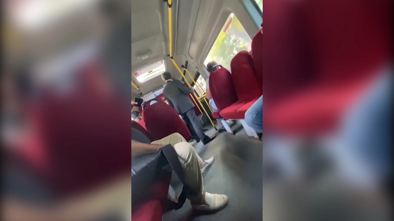 Подростка обругали и грозили высадить из автобуса за пролитое молоко