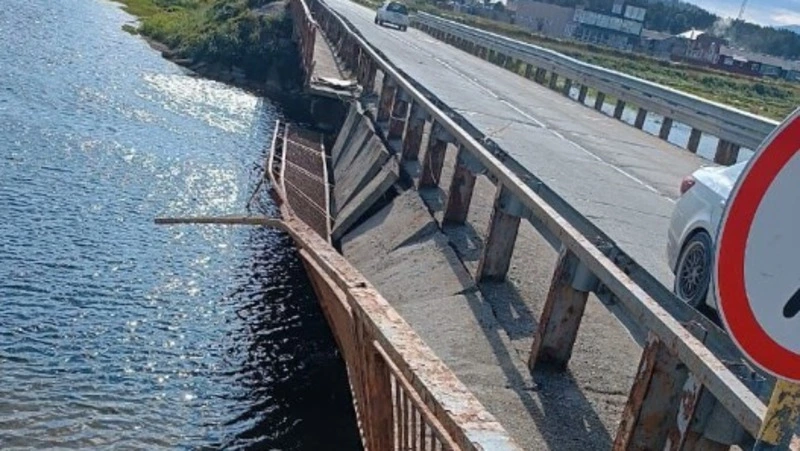 В Охотском обрушилась часть моста через протоку Красноармейскую