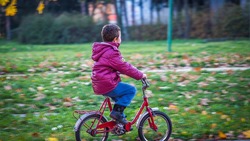 Ребенок на велосипеде вылетел под колеса авто в столице Сахалина