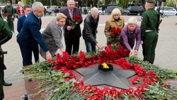 Губернатор, депутаты и молодежь Сахалина поклонились подвигу ветеранов у Вечного огня
