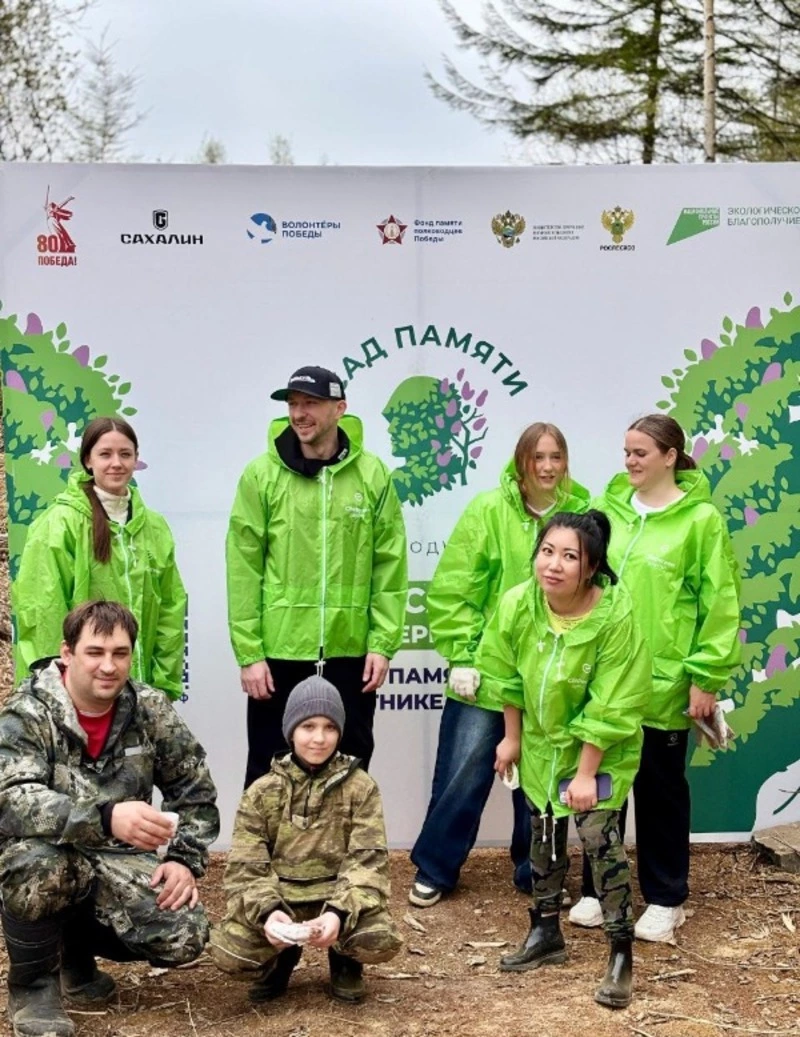 Волонтеры Сбера и «Школы 21» поддержали акцию «Сад памяти» на Сахалине