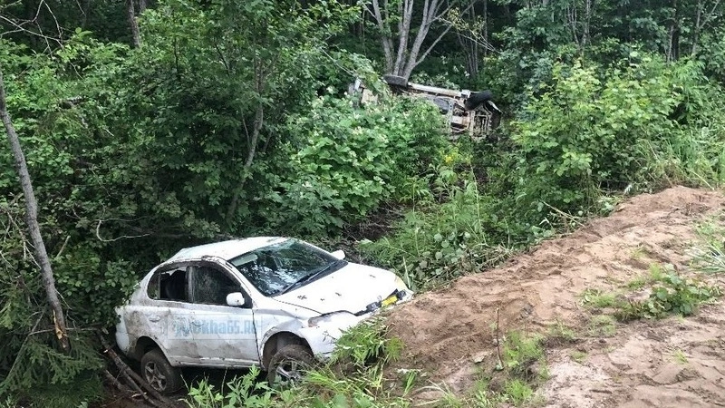 Иномарка в Охе, избегая встречи с КамАЗом, столкнула в кювет внедорожник