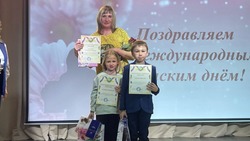 «Юные герои чистоты»: в Долинском районе наградили детей за уборку мусора с парковки