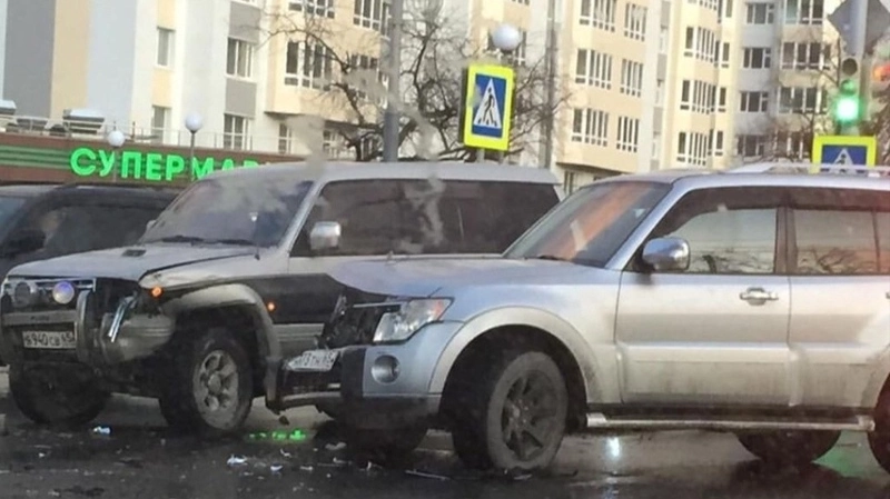 Два джипера затормозили половину Южно-Сахалинска