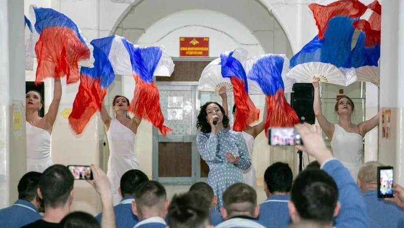 Сахалинские артисты и волонтеры поздравили бойцов в военном госпитале с Днем защитника Отечества