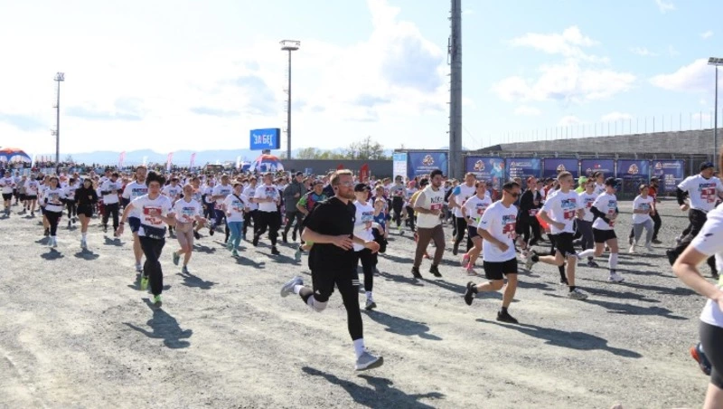 Бежали со всей страной: более тысячи сахалинцев вышли на старт полумарафона «ЗаБег.РФ»