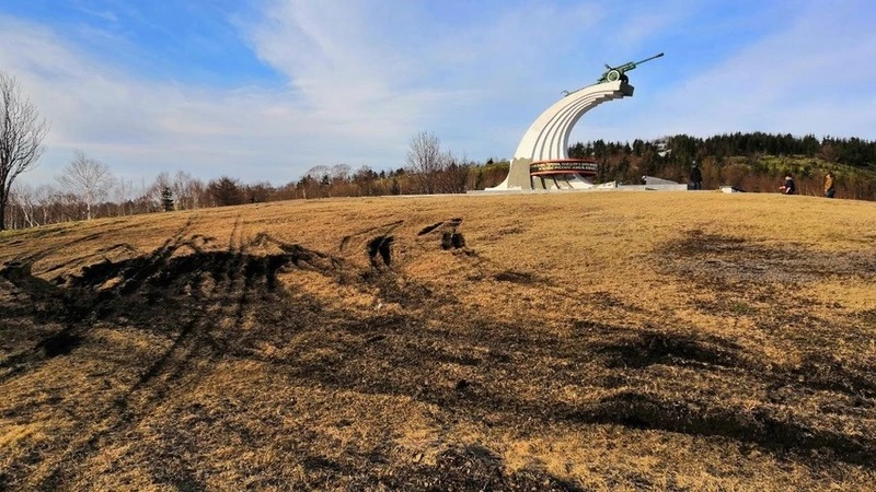 Холмская мэрия обещала восстановить газон у памятника на братской могиле