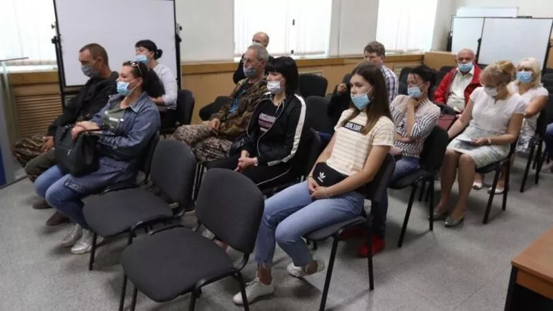 Мэр Южно-Сахалинска встретился с жителями, пострадавшими от пожара в районе «Ласточки»