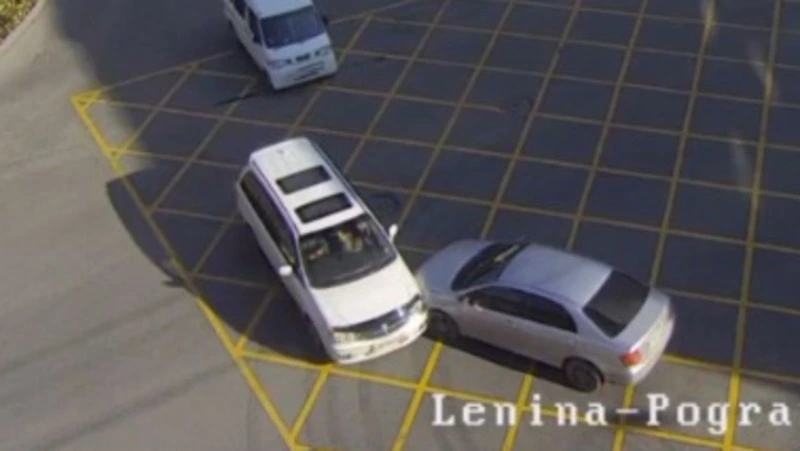 Автомобиль остался без фары из-за неудачного поворота в Южно-Сахалинске