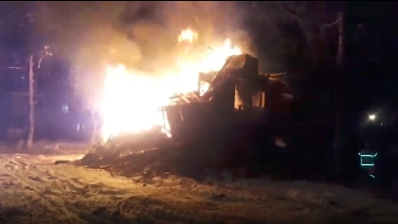 В Южно-Сахалинске вспыхнул ветхий барак