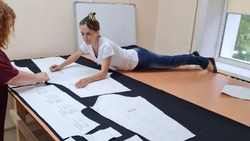 «Мы помогаем всем»: молодежь Сахалина запустила пошив вещей для бойцов на СВО