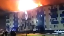 Спасатели эвакуировали жителей из горящего многоквартирного дома в Макарове