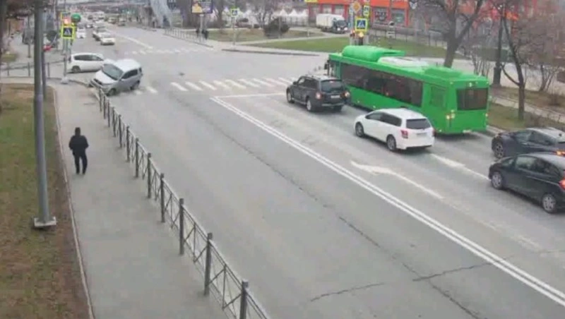 Две иномарки столкнулись на перекрестке Мира и Буюклы в Южно-Сахалинске