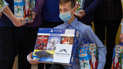 На Сахалине новогодние подарки вручили воспитанникам спецшколы в маленьком селе
