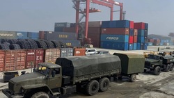 Два судна доставят на Шумшу грузы для создания военно-патриотического лагеря