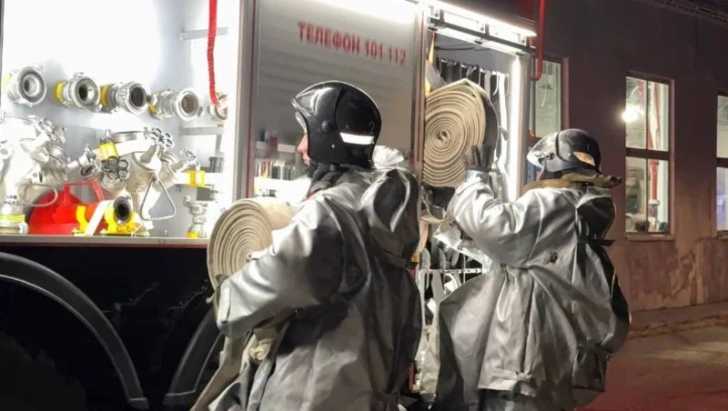 В Анивском селе потушили грузовой автомобиль с горящим углем