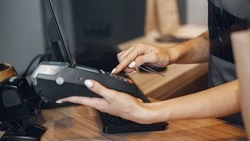 Сахалинец украл из кассы магазина 42 тысячи рублей, пока продавца не было рядом