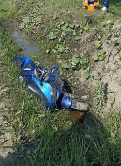 Мотоциклист на высокой скорости врезался в Nissan X-Trail на юге Сахалина