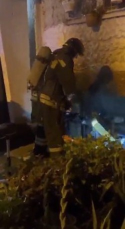 Пожар разгорелся в жилом доме на улице Чехова в Южно-Сахалинске