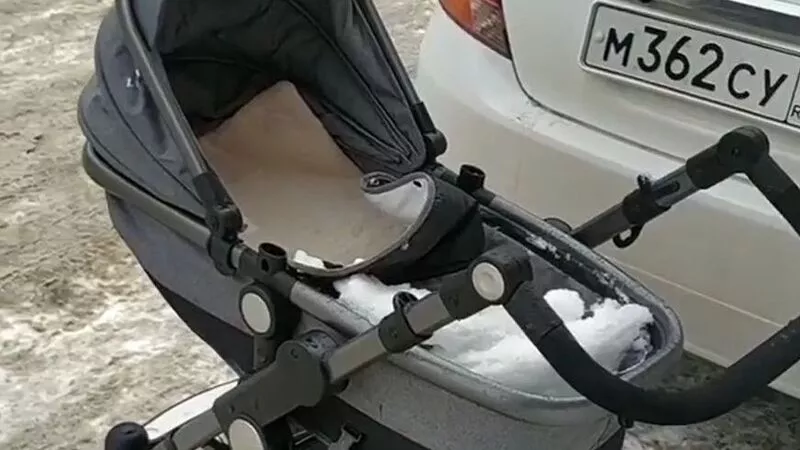 На Сахалине снежная глыба рухнула на коляску с ребенком