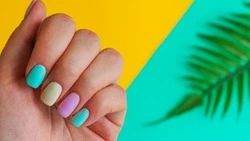 Модный маникюр на лето 2024: 5 тенденций и новинок