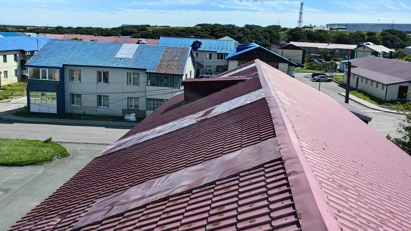 В Северо-Курильске провели капремонт крыш после землетрясения