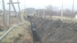 Укладку нового водовода в селе Совхозное Холмского района завершат в 2024 году