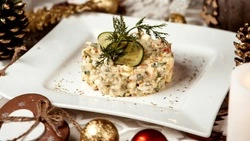 Стародубова: новогодние салаты противопоказаны людям с ожирением и диабетом