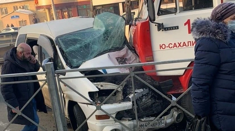 У остановки в Южно-Сахалинске микроавтобус влетел в пожарную машину