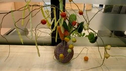 Сахалинская рябина дополнила японский клен на выставке икебаны