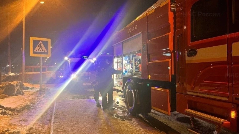 Больше десяти человек тушили веранду частного дома в Корсакове